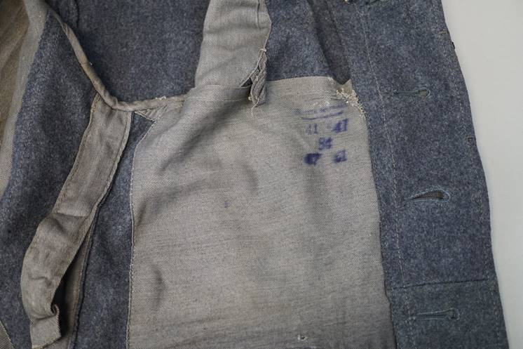 A close up of a pair of jeans

Description automatically generated with low confidence