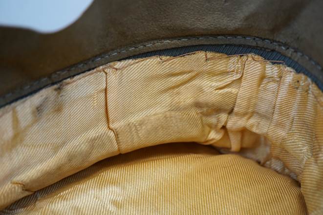 A close-up of a person's pants

Description automatically generated with low confidence