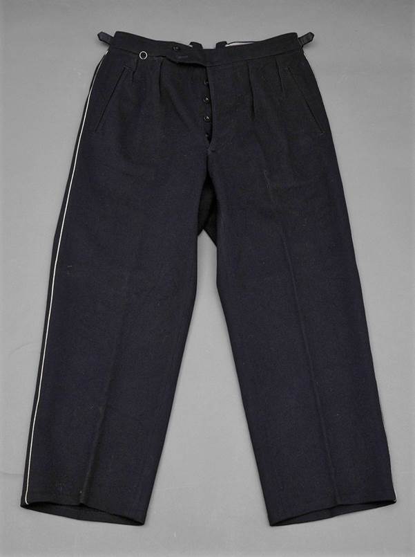 A pair of blue and black pants

Description automatically generated with low confidence