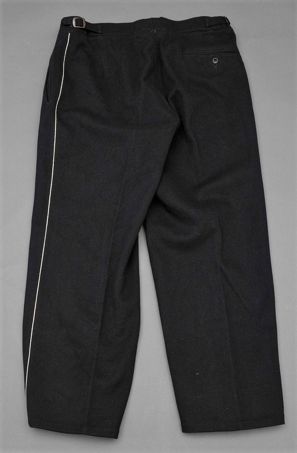 A pair of black pants

Description automatically generated with medium confidence