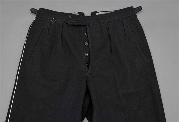 A pair of black pants

Description automatically generated with low confidence