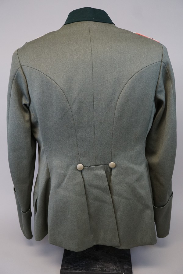 A grey jacket on a mannequin

Description automatically generated with medium confidence