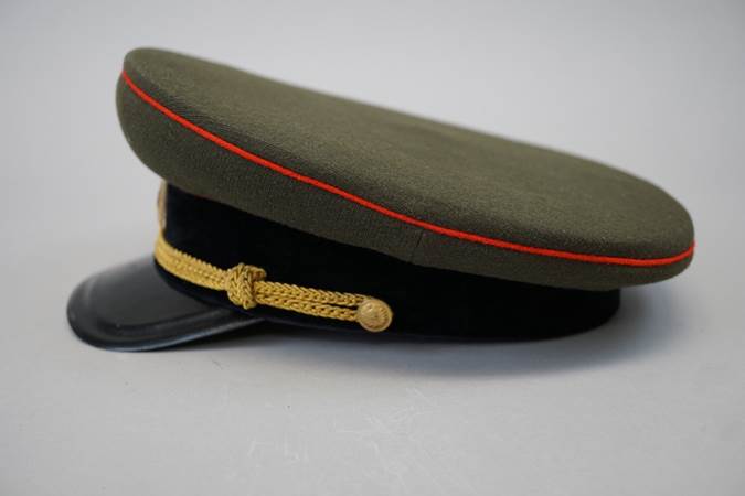 A black and red hat

Description automatically generated with low confidence