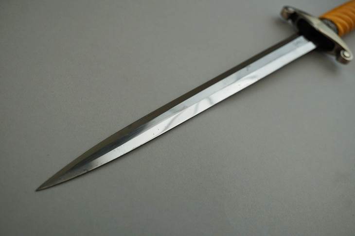 A picture containing weapon, knife, sword

Description automatically generated