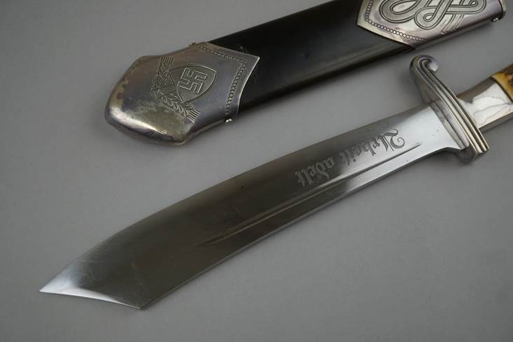 A silver knife with a silver handle

Description automatically generated with low confidence
