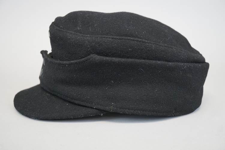 A black hat on a white background

Description automatically generated