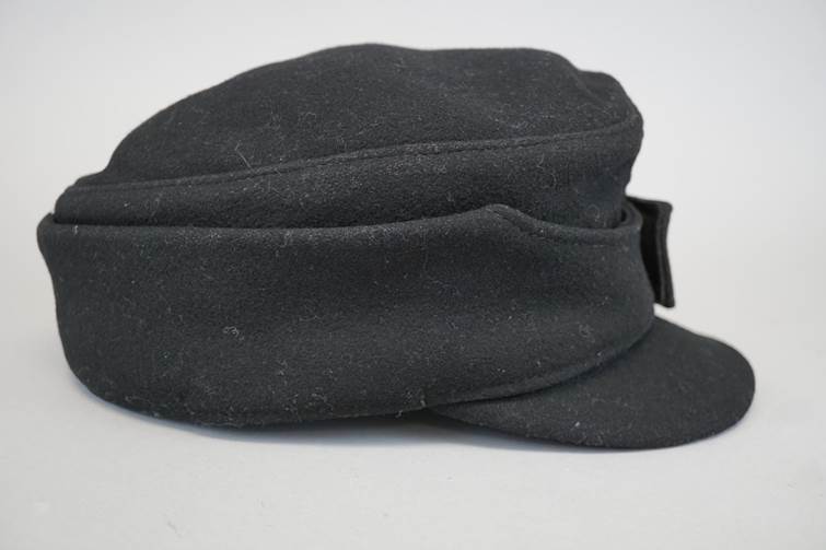 A black hat on a white background

Description automatically generated