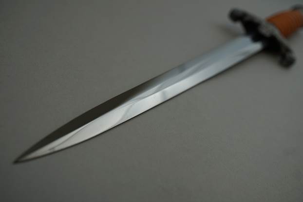 A picture containing weapon, cold weapon, blade, melee weapon

Description automatically generated