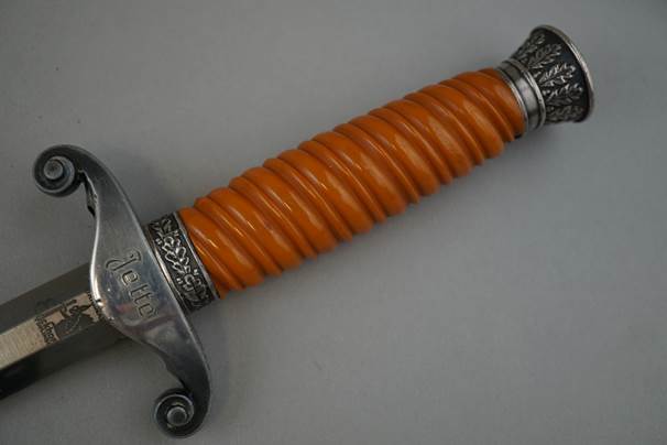 A close-up of a knife handle

Description automatically generated with medium confidence