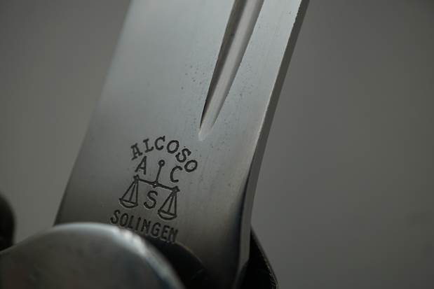 Close-up of a knife's handle

Description automatically generated with low confidence