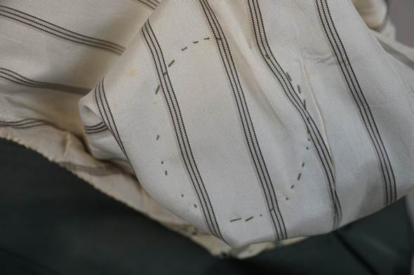 Close-up of a white fabric with black lines

Description automatically generated with low confidence