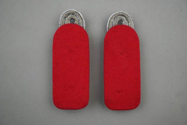 A pair of red fabric objects

Description automatically generated with medium confidence