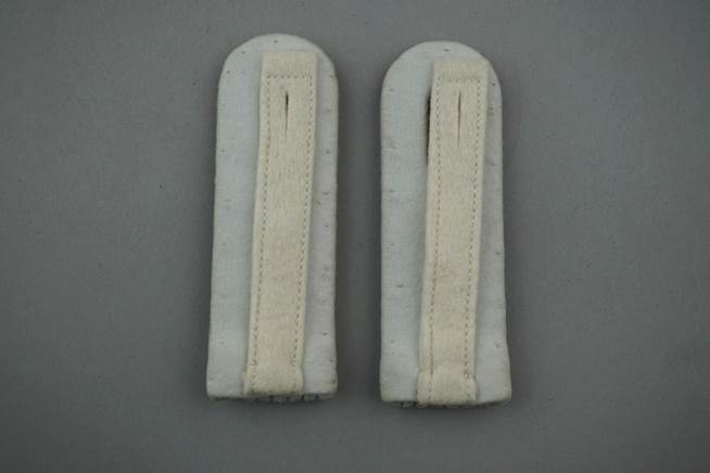 A pair of white velcro straps

Description automatically generated