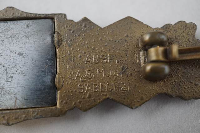 A close-up of a metal buckle

Description automatically generated