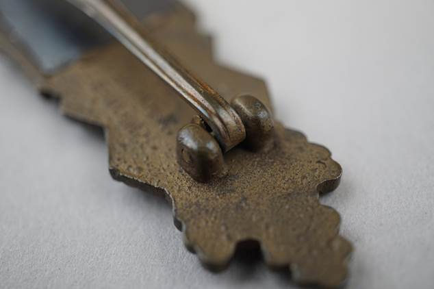 Close-up of a metal clasp

Description automatically generated