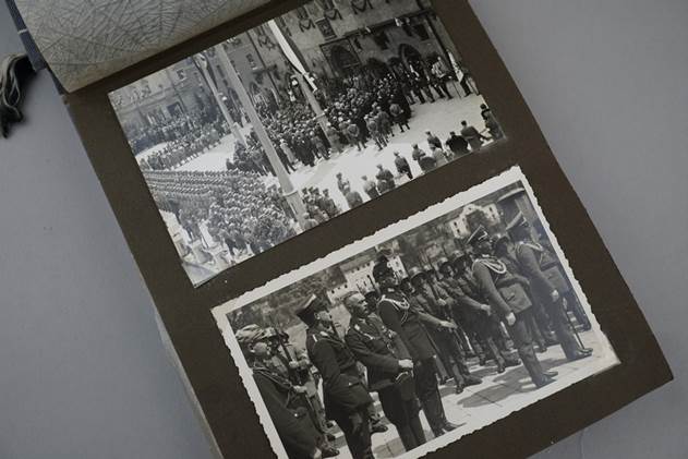 A black and white photo of soldiers

Description automatically generated