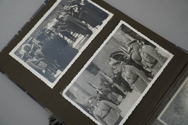A black and white photo of soldiers

Description automatically generated