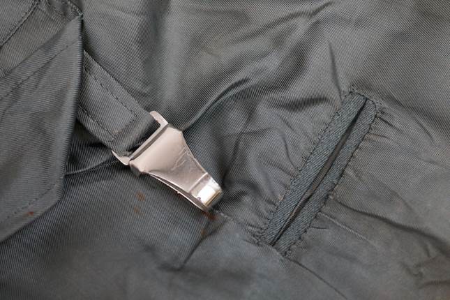 A close-up of a zipper on a bag

Description automatically generated