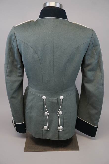 A back view of a military uniform

Description automatically generated