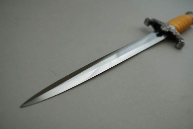 A long sharp blade of a sword

Description automatically generated