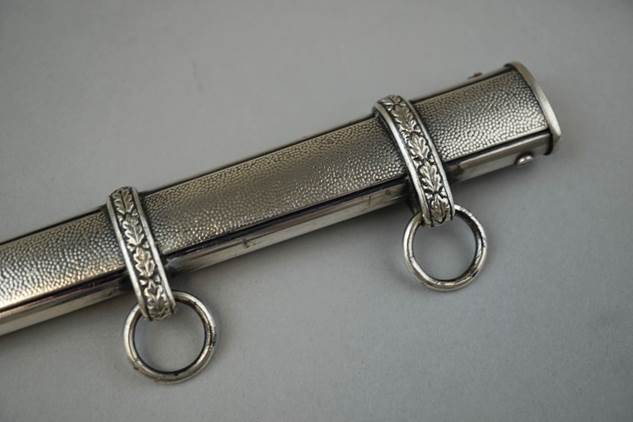 A close-up of a silver handle

Description automatically generated