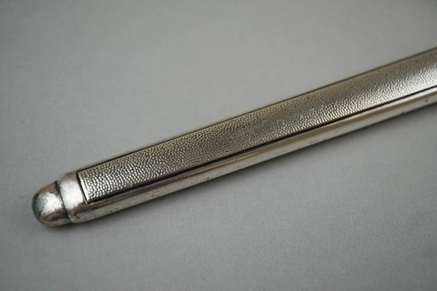 Close-up of a silver pen

Description automatically generated