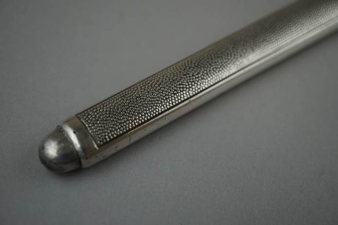 Close-up of a metal handle

Description automatically generated