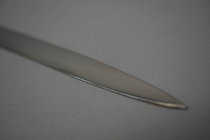 Close-up of a knife

Description automatically generated