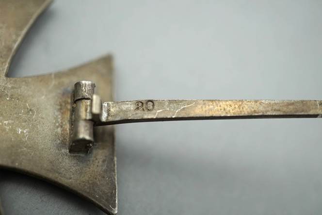 A close-up of a metal object

Description automatically generated