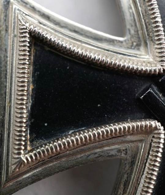Close-up of a black and silver object

Description automatically generated
