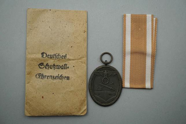 A medal and a brown paper bag

Description automatically generated with medium confidence