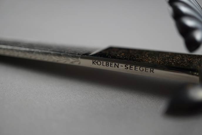 Close-up of a knife blade

Description automatically generated