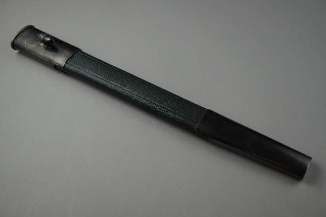 A black handle with a black handle

Description automatically generated