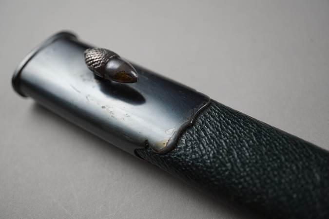 A close-up of a black handle

Description automatically generated