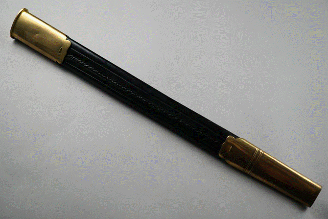 A black and gold pen

Description automatically generated