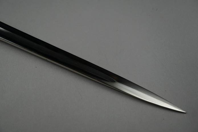 A close-up of a sharp blade

Description automatically generated