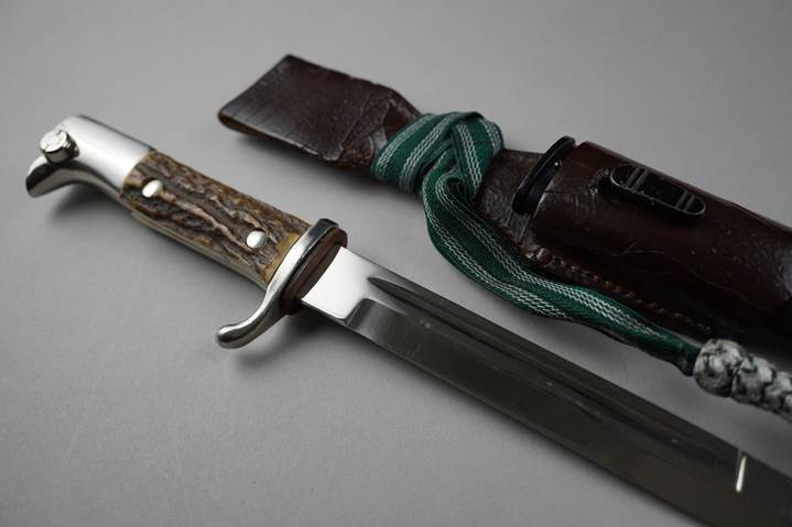 A knife with a sheath

Description automatically generated