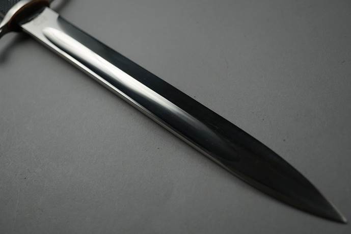 A close-up of a blade

Description automatically generated