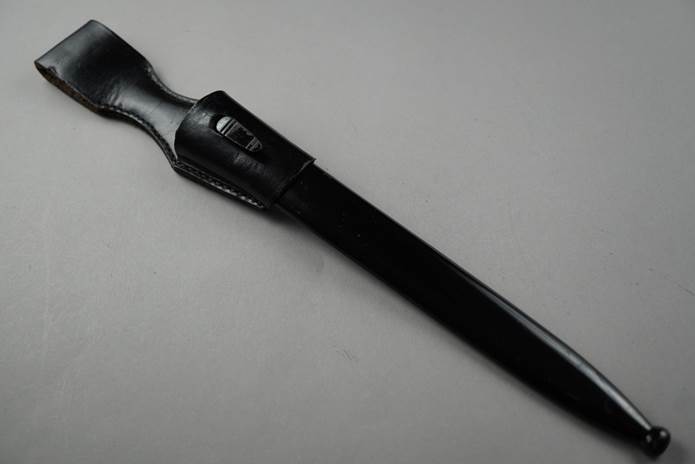 A black knife with a black handle

Description automatically generated