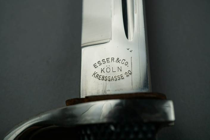 A close up of a knife

Description automatically generated
