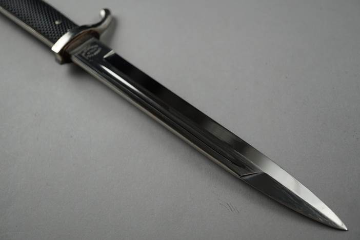 A knife with a sharp blade

Description automatically generated