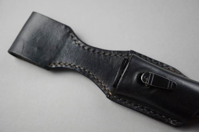 A black leather strap with a black clasp

Description automatically generated