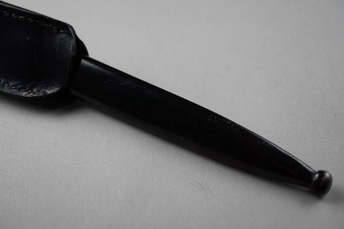 A black sharp pointed pen

Description automatically generated with medium confidence