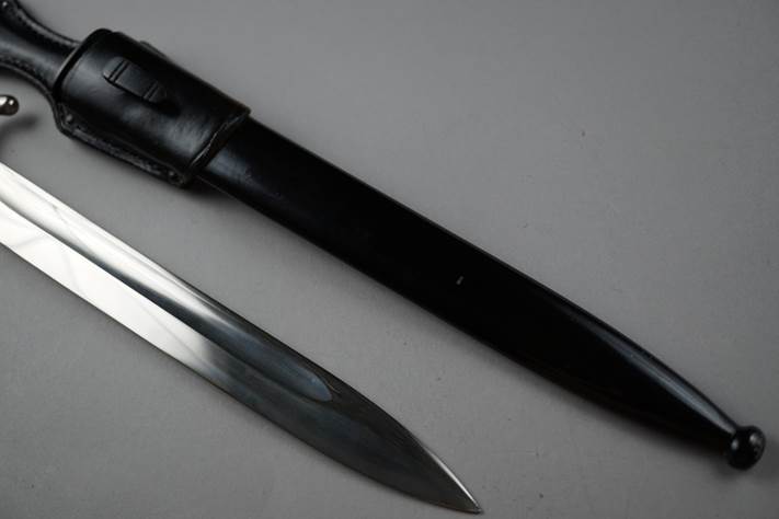 A knife with a sheath

Description automatically generated