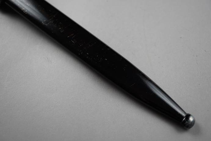 A close-up of a black blade

Description automatically generated