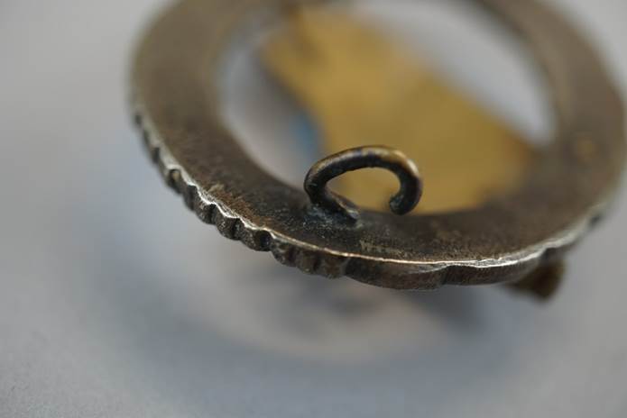 Close-up of a metal ring

Description automatically generated