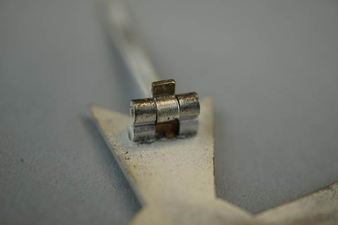 A close-up of a metal object

Description automatically generated