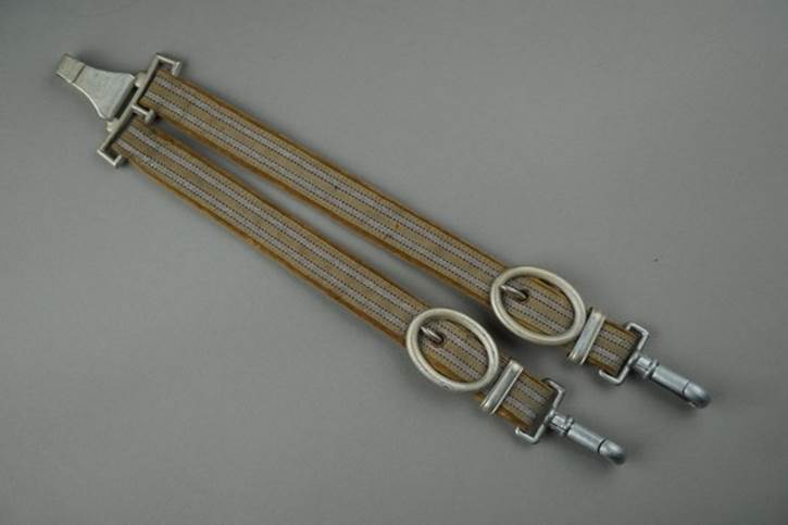 A pair of straps with metal rings

Description automatically generated