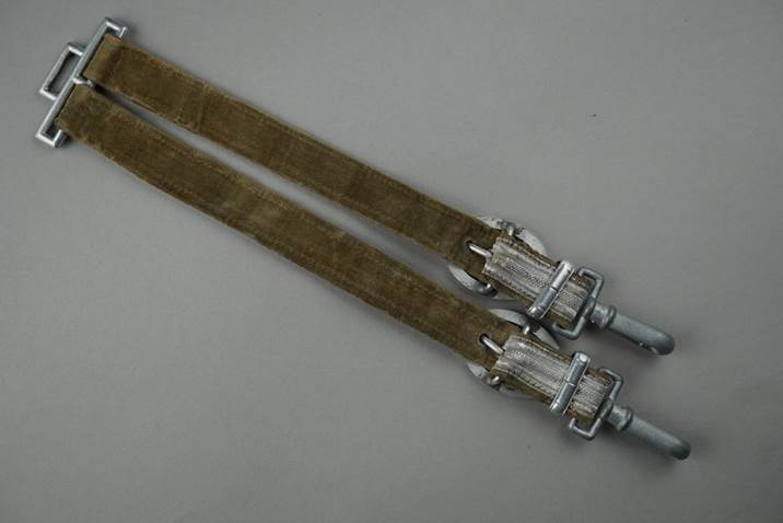 A pair of straps with metal buckles

Description automatically generated