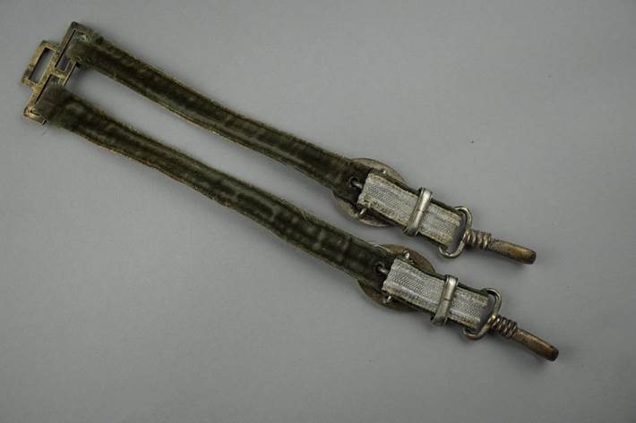 A pair of straps with metal buckles

Description automatically generated